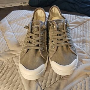 Jenn Ardor Gray Canvas Sneakers
